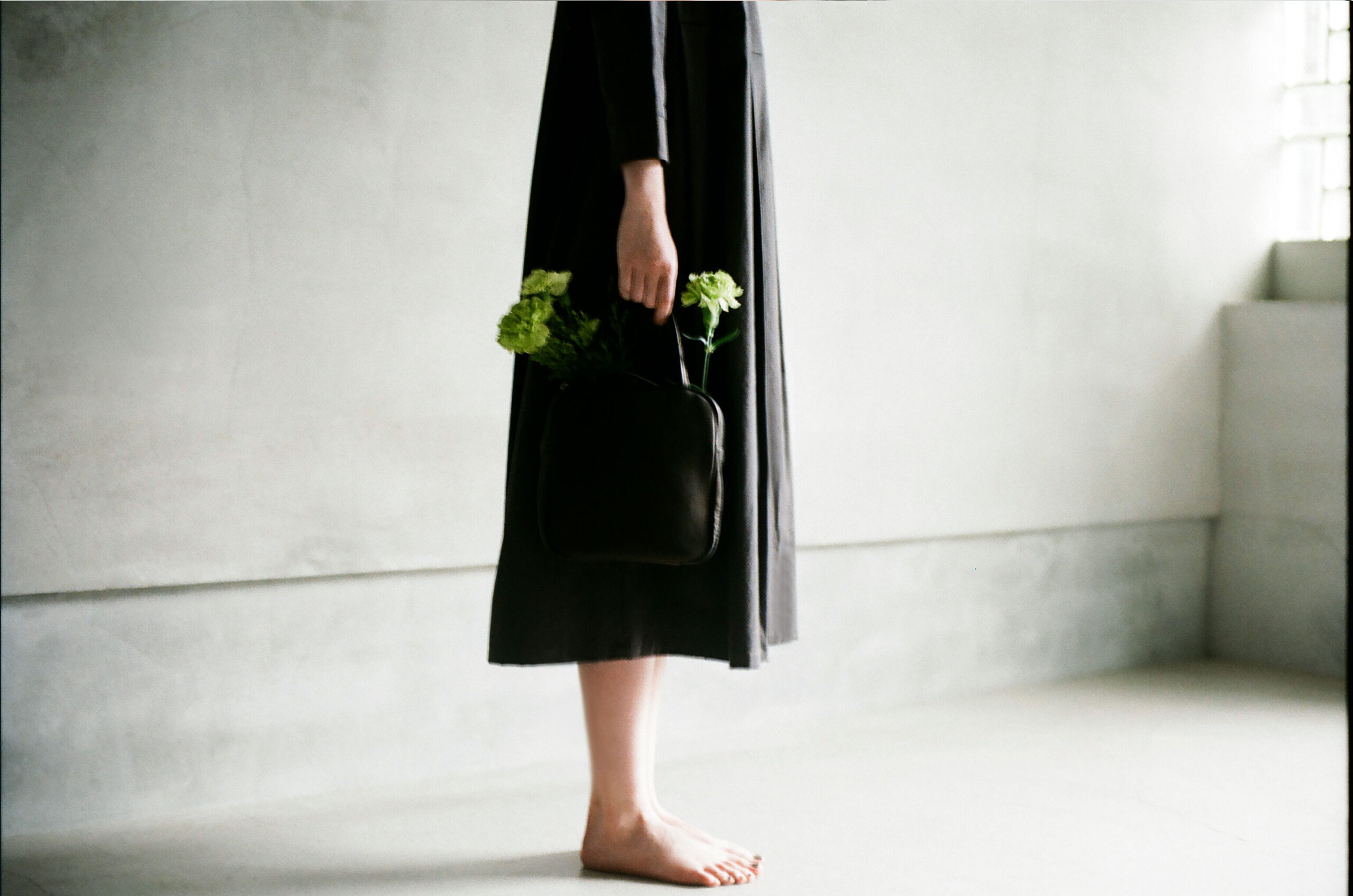 woman holding a deer leather bag designed for everyday use and long-term wear