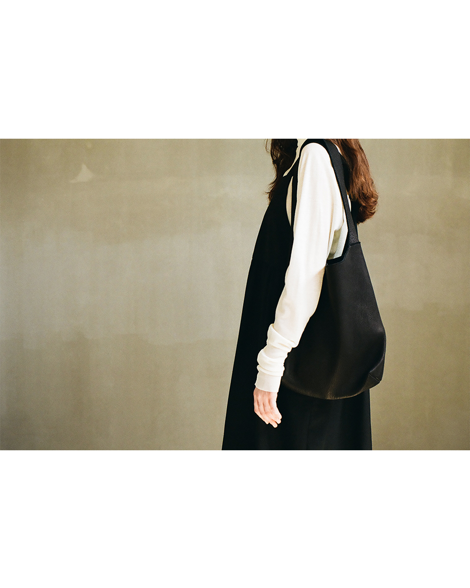 minimal elk leather shoulder bag black soft natural grain lightweight everyday wear made in Japan worn styling side view
