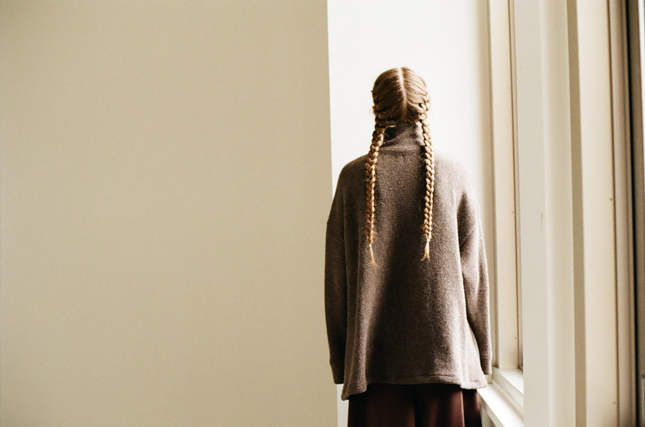 Back view of an oversized zip knit in the Mochi 2026 Autumn Winter image look.