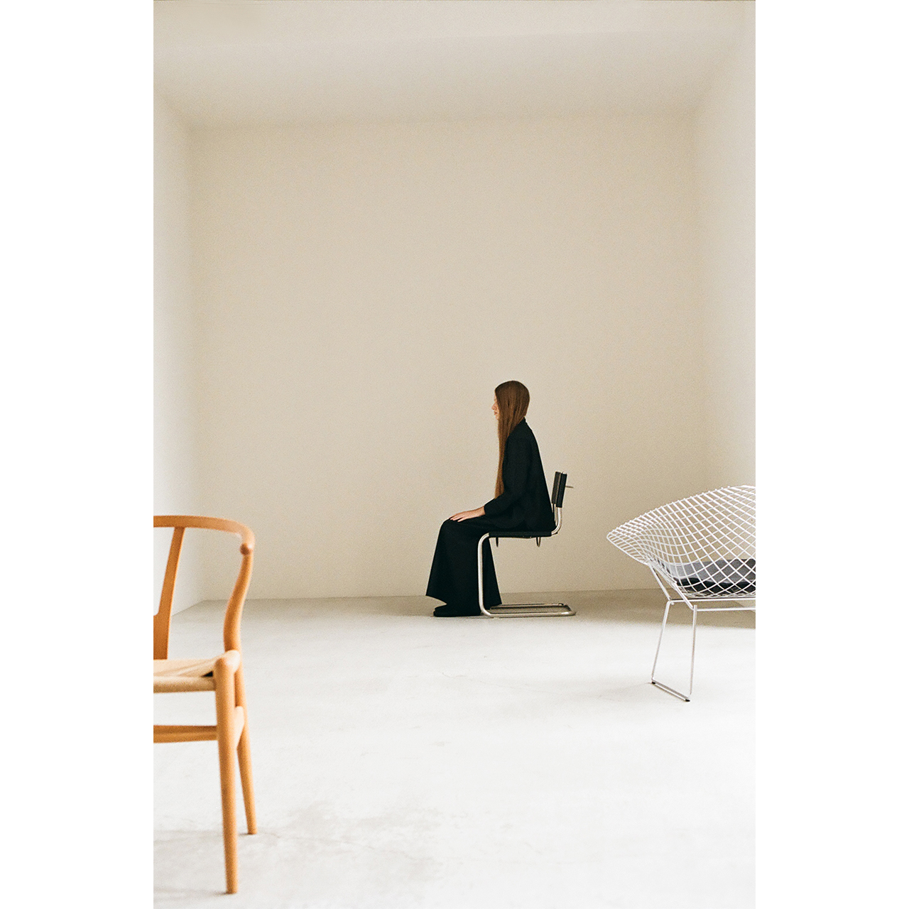 Mochi 2026 Autumn Winter image look 10 featuring a seated side profile in a black set-up.