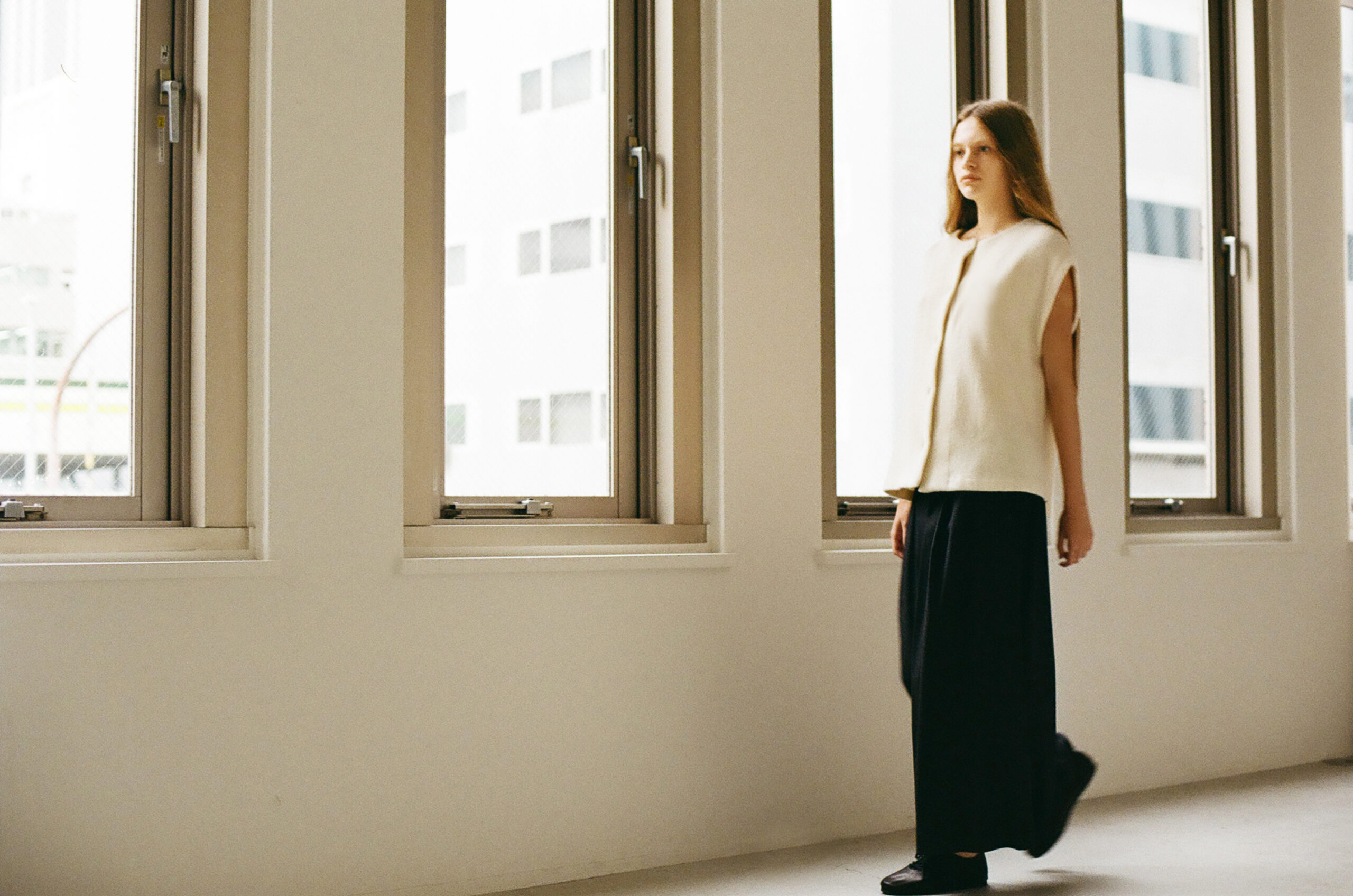 アイボリーベストを纏い窓辺を歩くMochi 2026 Autumn Winter イメージルック 14