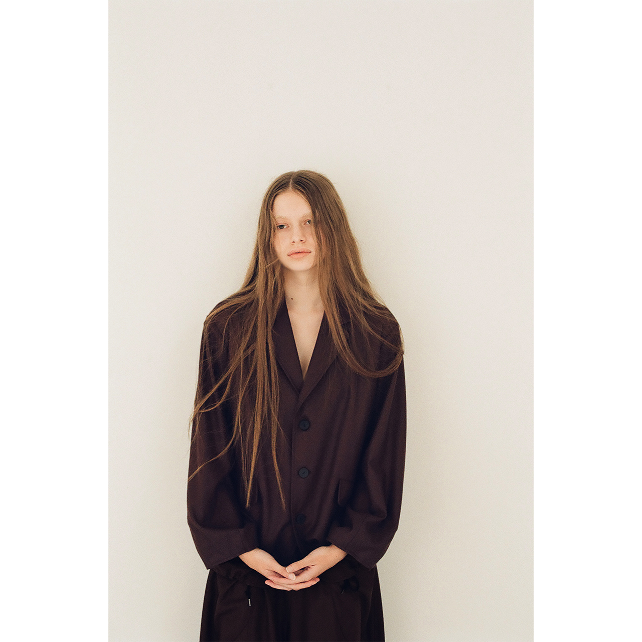 Mochi 2026 Autumn Winter image look 15 featuring a portrait in a relaxed brown tailored jacket.