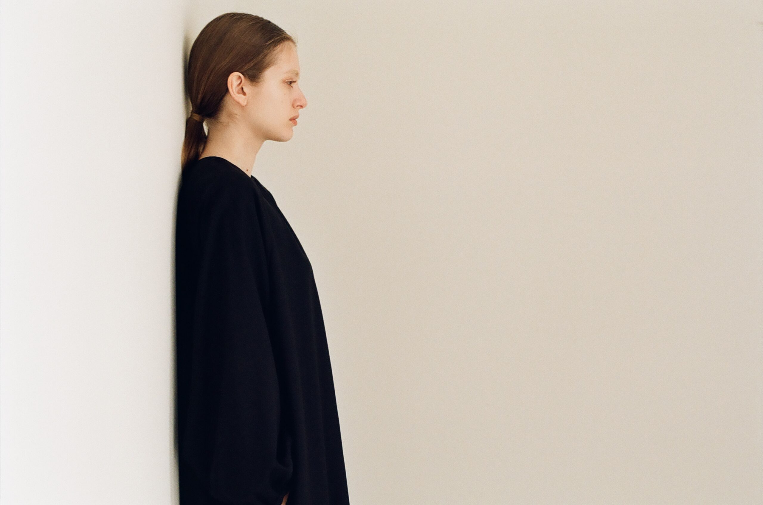 Side view of a black dress in the Mochi 2026 Autumn Winter image look.